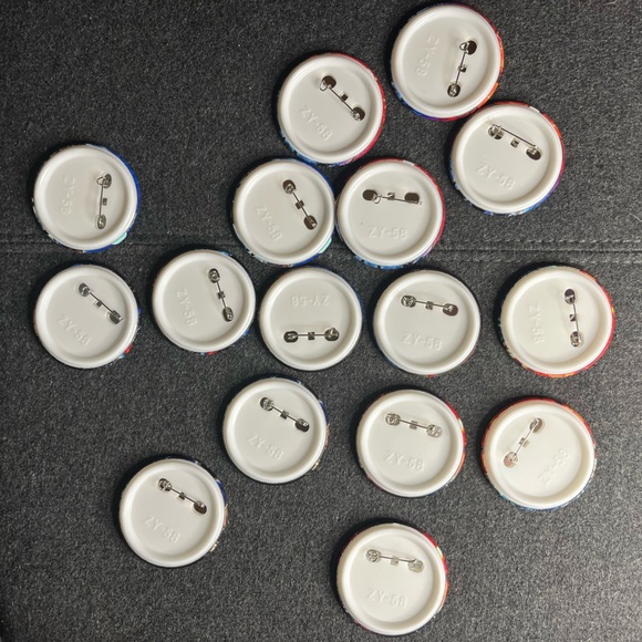 16 stranger things pinback buttons - Picture 2 of 8